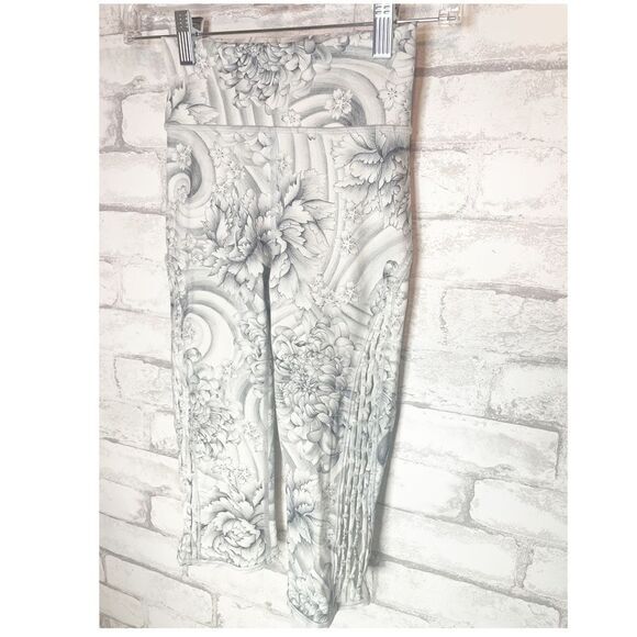 Lululemon Sketch Drawing “Free To Be" Capri Leggings Size 2 - cutout and mesh - Picture 4 of 6